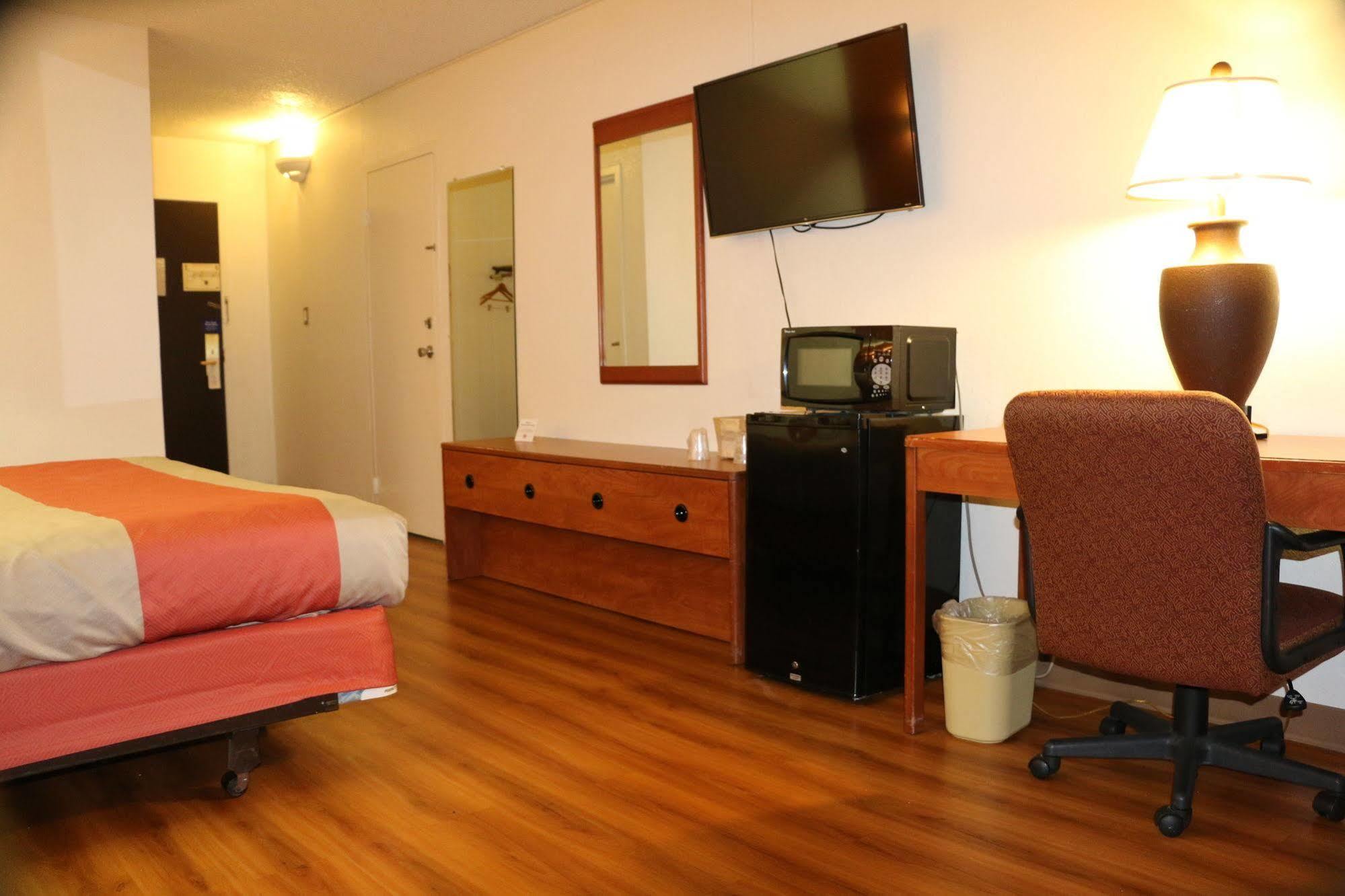 Sky Hotel At Tulsa Airport Екстер'єр фото